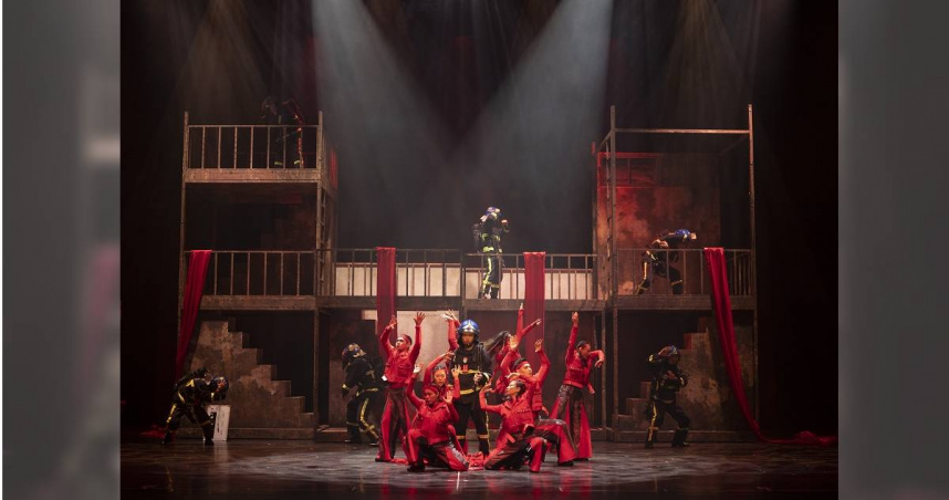 楊大正（中）最初因是「滅火器」主唱而受邀出演，演技與歌聲皆十分貼合角色。（圖／故事工廠提供）