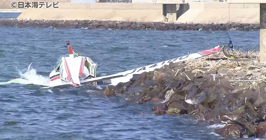 日本一架輕型飛機墜落於中海，機上2名乘客均無大礙。（圖／翻攝自Youtube／日本海テレビニュース）