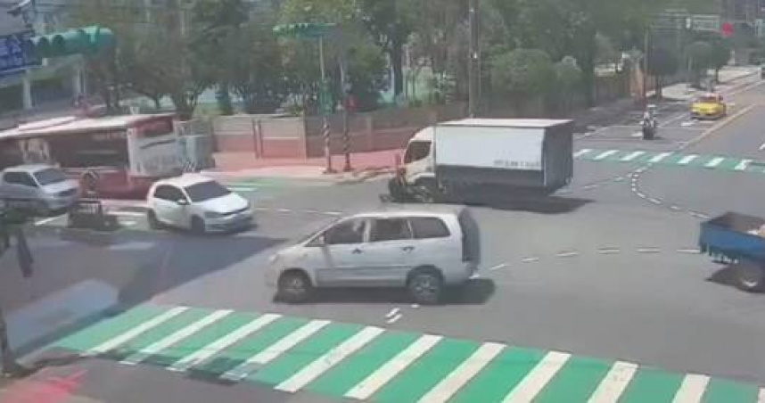 銀色轎車衝上人行道猛撞2行人命危。（圖／翻攝畫面）