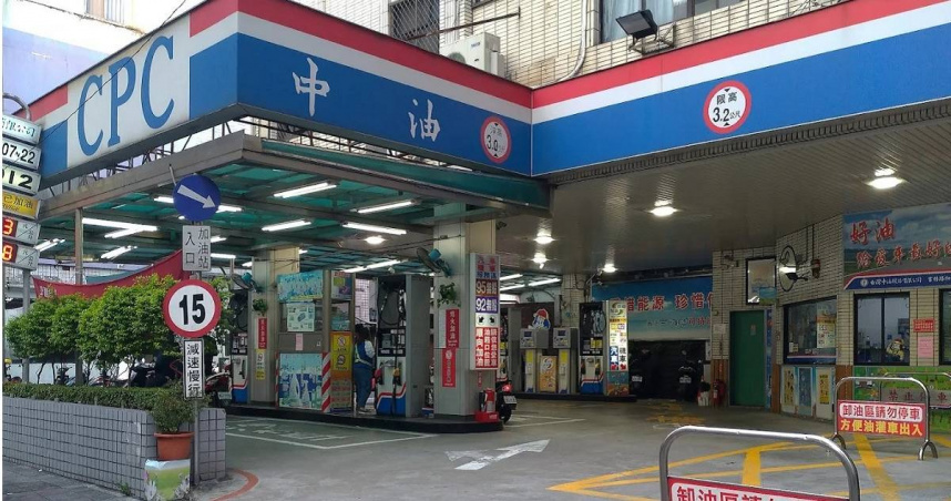 受到美國總統川普大打關稅戰的不確定性，加上石油輸出國組織與產油盟國（OPEC+）考慮加速增產，國際油價持續走跌，預計下周國內汽油每公升將調降0.7元至0.8元、柴油每公升將調降1元至1.1元。（圖／擷取自Google Maps）