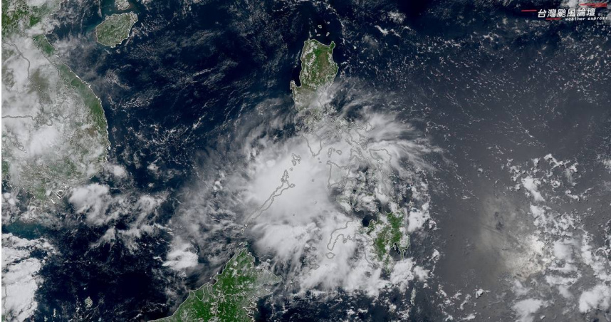 氣象粉專「台灣颱風論壇｜天氣特急」指出，位於菲律賓東南方海面的熱帶擾動「99W」早先通過菲律賓，目前即將進入南海。但由於發展環境欠佳，要進一步成為颱風的機率偏低。（圖／翻攝FB／台灣颱風論壇｜天氣特急）