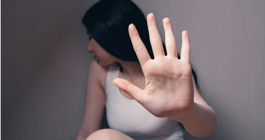 新北市永和區一家義式冰淇淋店劉姓店長遭網路曝光指控，對新到職第一天的女員工就伸出鹹豬手。事件在網路擴散後，竟有一連串曾前往該店工作、應徵的女性出面留言，表示也遭到同名店長性騷擾。（示意圖／翻攝unsplash）