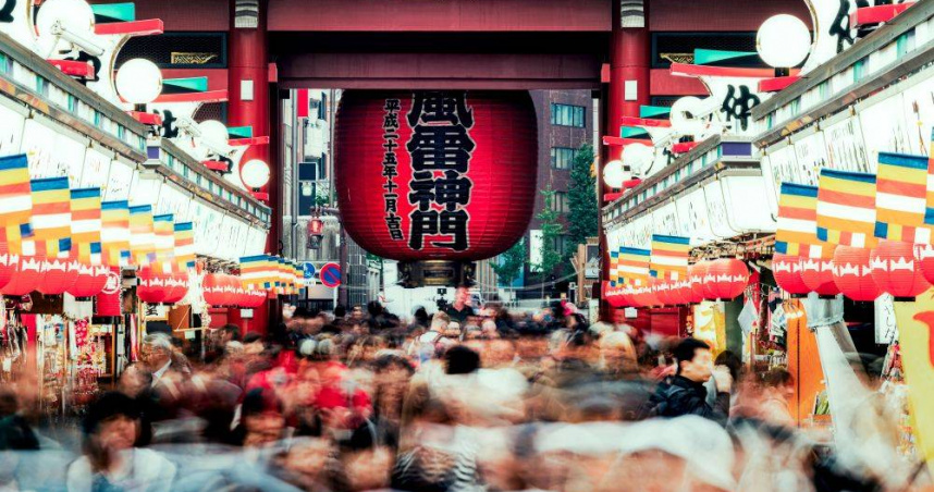 「漫暑關東鐵道輕旅行5日」漫步《風起》輕井澤，朝聖《鬼滅之刃》淺草寺場景，台場打卡一比一巨大鋼彈與未來百貨哆啦Ａ夢，搭乘設計感十足的LAVIEW特急列車，27,900元起。（圖／易飛網提供）