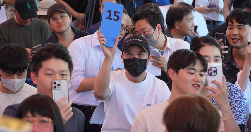 15號神秘型男喊價3900萬元拿下Richard Mille RM07-02粉色鑲鑽腕表。（圖／中國時報寶智華攝）