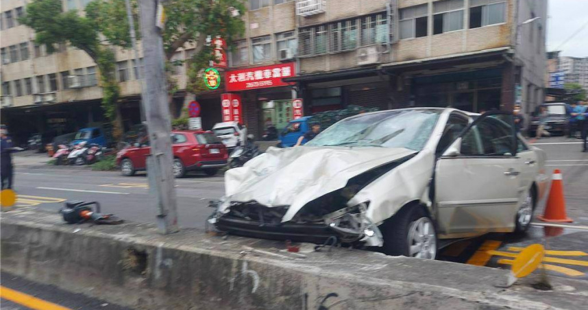 三峽車禍高齡駕駛惹議，北市議員籲效法東京設「反爆衝裝置」。新北市三峽區北大國小外19日下午傳出重大車禍。（圖／中國時報張鎧乙攝）