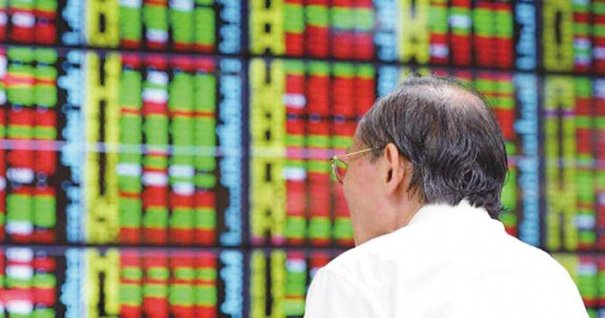 台股今（2）日終場指數下跌344點，盤面上航運股、金控股有撐。（圖／報系資料照）