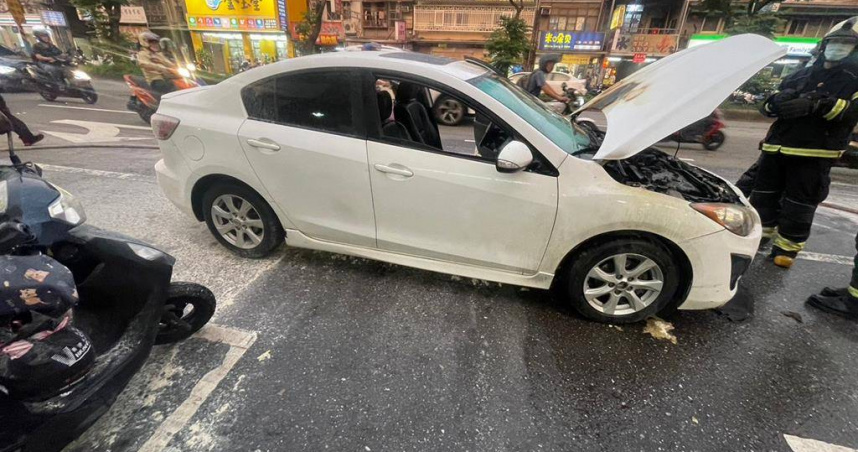 桃園龜山區驚傳車輛自燃，19歲女駕駛與同車友人及時逃生，消防人員迅速撲滅火勢，無人傷亡。（圖／翻攝照片）