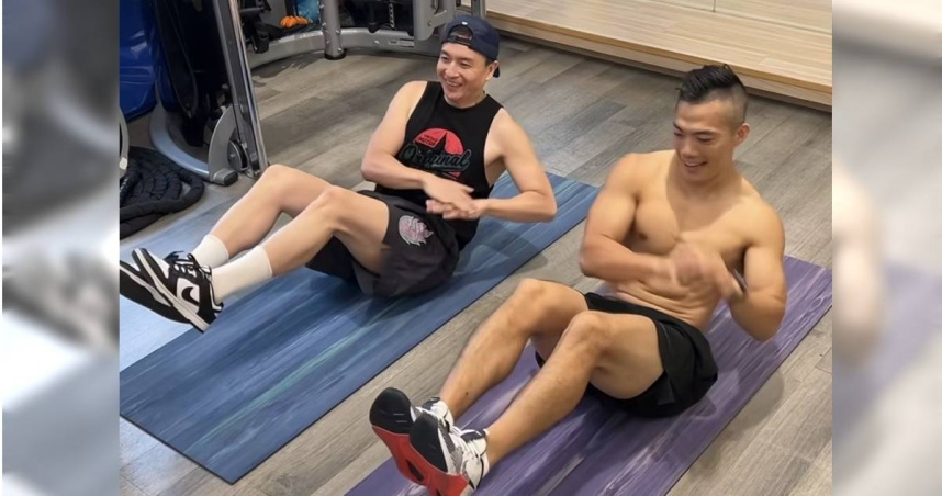 小鐘（左）在錄影前進行密集訓練。（圖／好看娛樂提供）