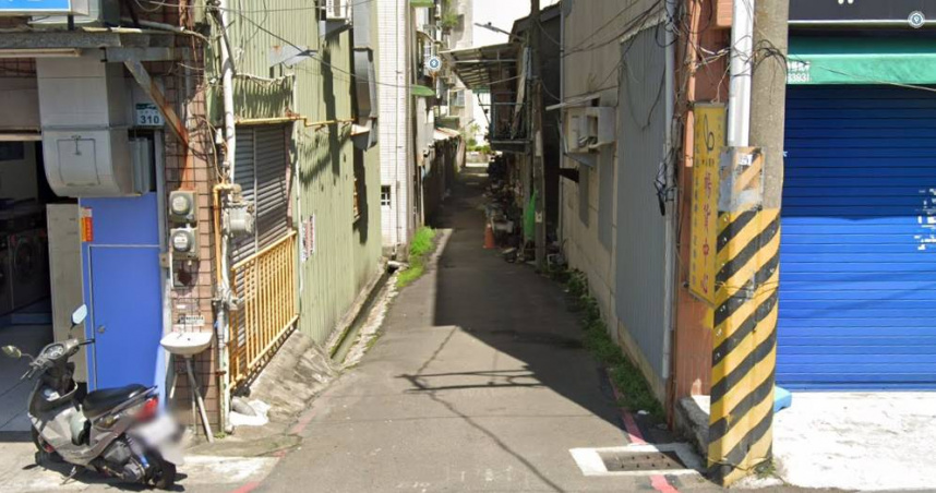 高雄一名女子騎車行經巷子，被突然衝出的米克斯咬傷。（圖／翻攝自Google Map）