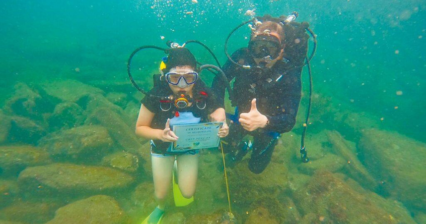 基隆市中華國小舉辦潛水畢業典禮，學生背起氣瓶潛入海中「撈」出自己的畢業證書。（圖／基隆市中華國小提供／中國時報張志康基隆傳真）