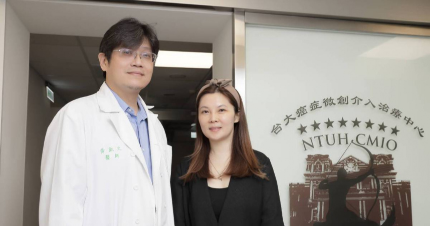 林少萍透過卓越媒體集團捐款給澎湖海文教醫療慈善基金會，左為董事長黃凱文醫師（圖／HOII提供）。