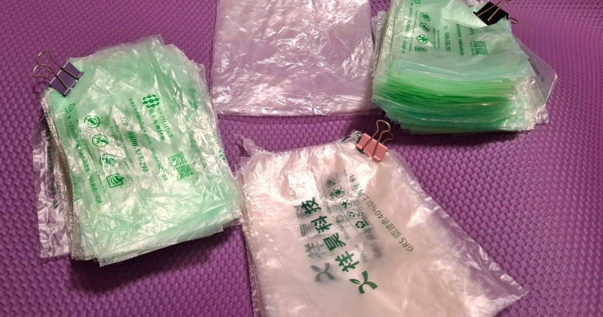 一名女網友分享生活小撇步，發現只要將氣泡袋戳洞洩氣後，再依照尺寸割開袋口，就能搖身一變成為實用的小型垃圾袋。（圖／翻攝自臉書「Coupang酷澎 購物老實說」）