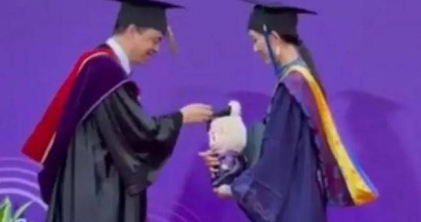北京清華大學的畢業典禮上，一名學生攜帶同樣身穿學士服的Labubu玩偶上台一同撥穗。（圖／翻攝自微博）