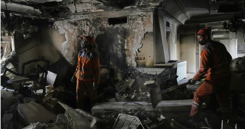 伊朗德黑蘭的工人清瓦礫。（圖／達志／美聯社）