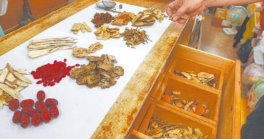 中醫師提醒，吃中藥要搭配正確飲食習慣。（圖／報系資料照）