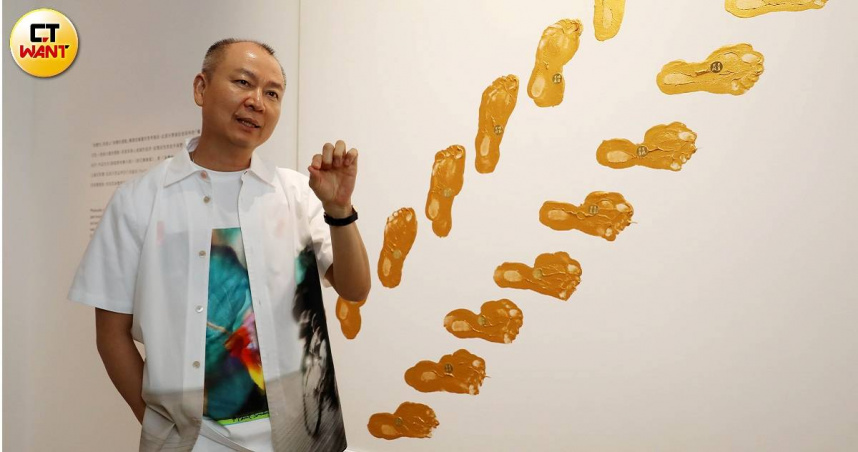 邵永添這幅《腳踏實地賺大錢》最上層的腳印分別寫著天道酬勤及御盟集團，他相信只要行善積德，付出比別人多10倍的努力，最後趴在地上的人不會是他。（圖／方萬民攝）