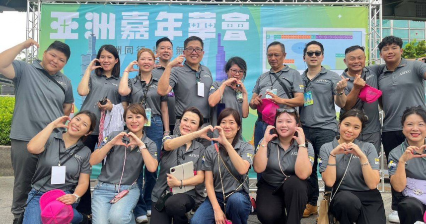 亞洲台商協會總會長林凱民（後排左五）領軍亞洲台商團隊共同策劃本次亞洲嘉年華會。（圖／亞洲台灣商會提供）