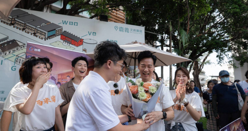 尹昭德收到粉絲送的花。（圖/台視）