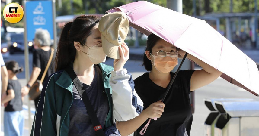 依照中國曆法2025年是「七龍治水」，預測今夏將會炎熱、氣溫飆升，專家提醒高風險族群要加以留意。（示意圖／侯世駿攝）