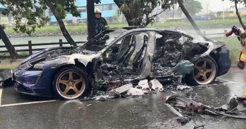 保時捷Taycan高雄街頭突起火。（圖／翻攝畫面）