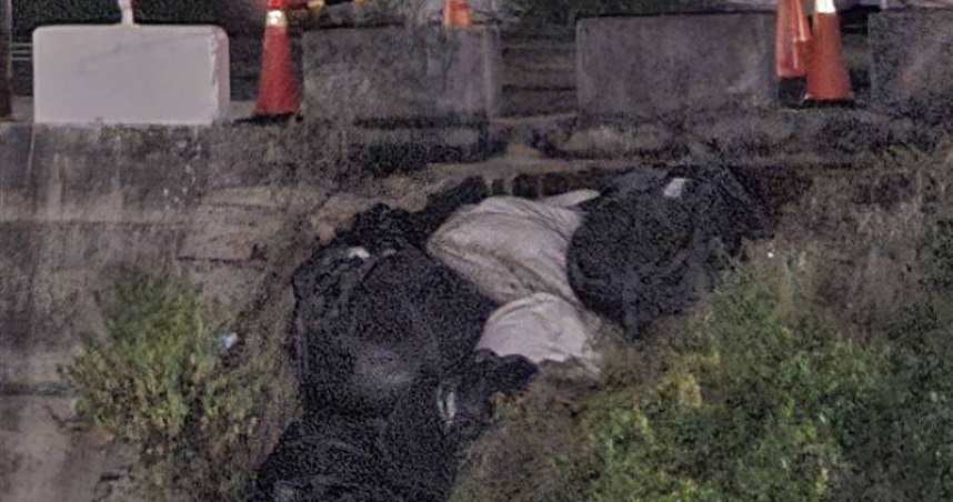 台中龍井道路驚現天坑，暴雨掏空護岸路基崩陷。（圖／翻攝畫面）