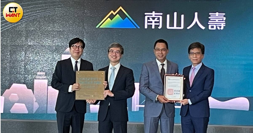 亞洲資產管理中心高雄專區22日舉行聯合揭牌典禮，南山人壽董事長尹崇堯（左二）、總經理范文偉出席領取進駐專區保險公司營業據點牌。（圖／李蕙璇攝）