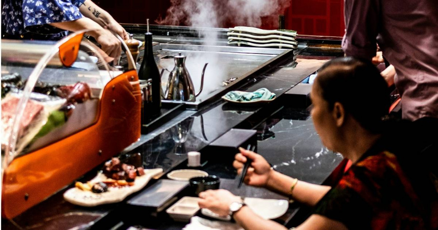 一名男網友去吃鐵板燒餐廳，遇到一對暖心情侶。（示意圖，非當事人／Unsplash）