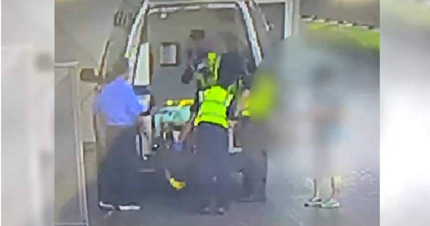 外包員清理機房慘遭電擊燒傷。（圖／翻攝畫面）