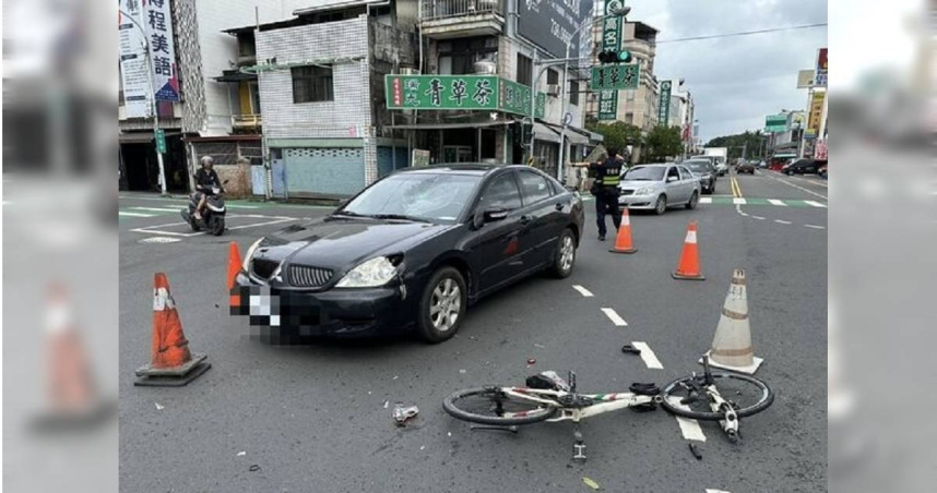 14歲生騎車上學遭撞飛路口驚魂畫面曝光。（圖／翻攝畫面）