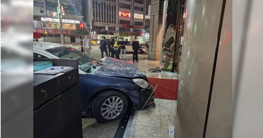 北市大安分局敦化南路派出所員警在前往支援過程中，疑似警車煞車失靈，猛撞大樓柱子，並因此波及2名路人。（圖／翻攝畫面）