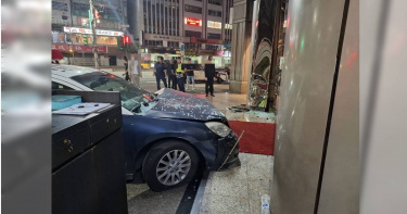 北市大安分局敦化南路派出所員警在前往支援過程中,疑似警車煞車失靈,猛撞大樓柱子,並因此波及2名路人。(圖/翻攝畫面)