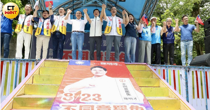 藍營高層定調，國民黨目前首要任務就是823反罷免及重啟核電公投，至於關稅戰，待謀定而後動。圖為藍委羅明才成立反惡霸戰獨裁後援會（圖／方萬民攝）