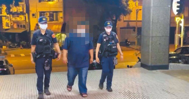 花蓮1名30歲彭姓男子(中)5日凌晨在北濱自行車道,對2名散步女子裸露下體公然猥褻,遭警方依妨害風化公然猥褻罪嫌函送法辦。(圖/花蓮縣警察局提供/中國時報羅亦晽花蓮傳真)