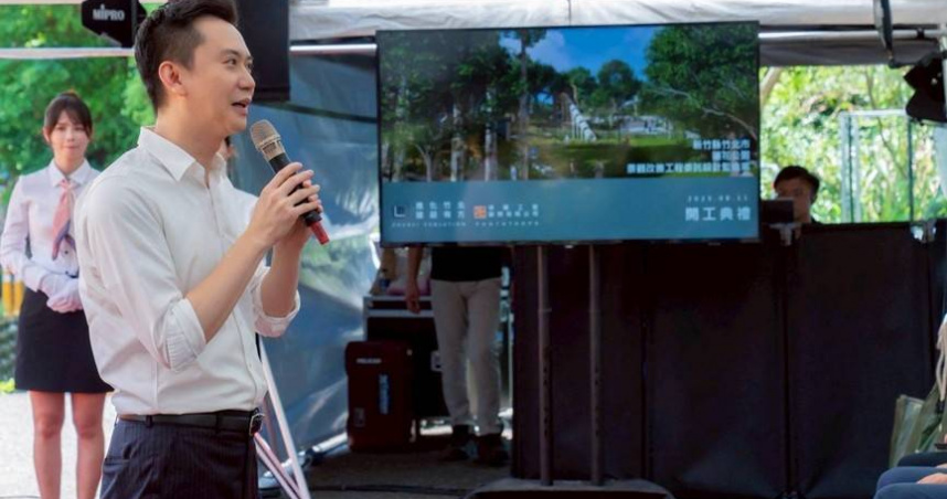 新竹縣竹北市長鄭朝方（左前）主持新蓮花公園動土典禮。（圖／翻攝自竹北市公所媒體群組）