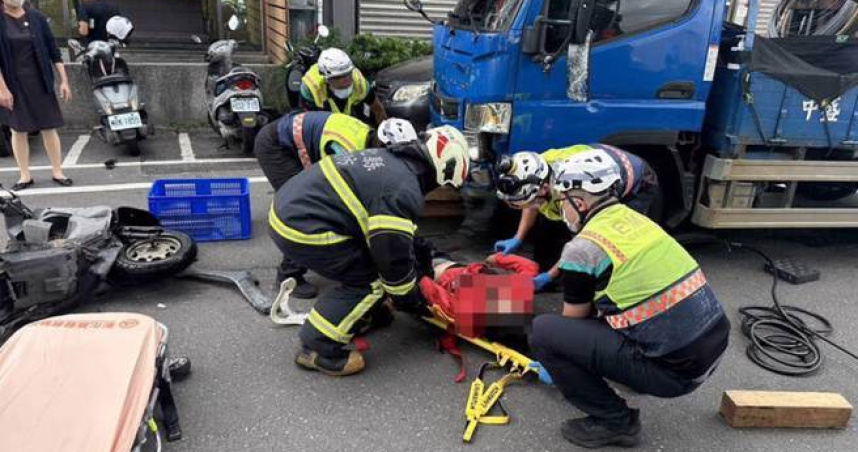 退休婦載孫返校遭貨車撞捲車底。（圖／翻攝畫面）