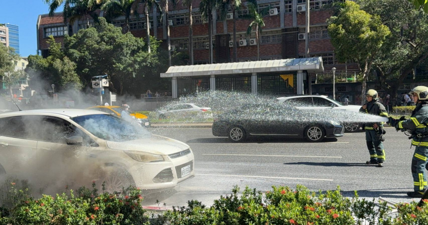 北市中正區忠孝東路二段22日發生一起火燒車事故。（圖／翻攝畫面）