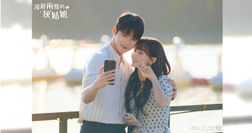 文相敏（左）在戲中是浪漫主義者，展開熱情攻勢挽回申鉉彬（右）。（圖／八大電視提供）