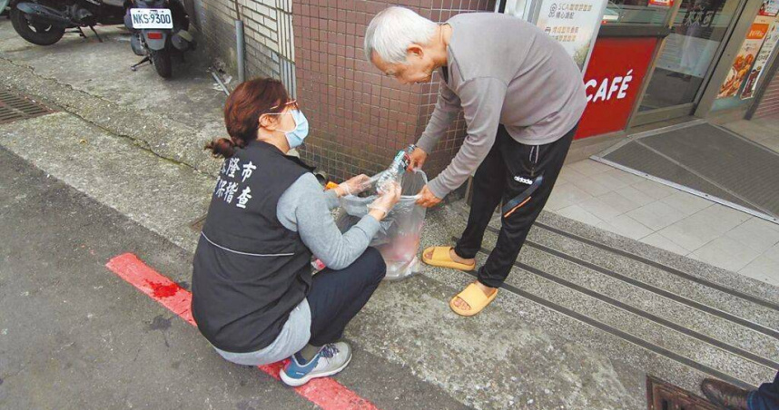 針對近年來基隆市垃圾回收率低於全國平均值3％到6％的狀況，基隆市環保局表示，後續將會加強垃圾破袋稽查，若發現有資源垃圾混入一般垃圾丟棄的狀況，將透過告發開罰。（圖／基隆市政府提供／中國時報張志康基隆傳真）