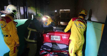 不熟朋友車況 女駕駛墜停車塔猶如大怒神