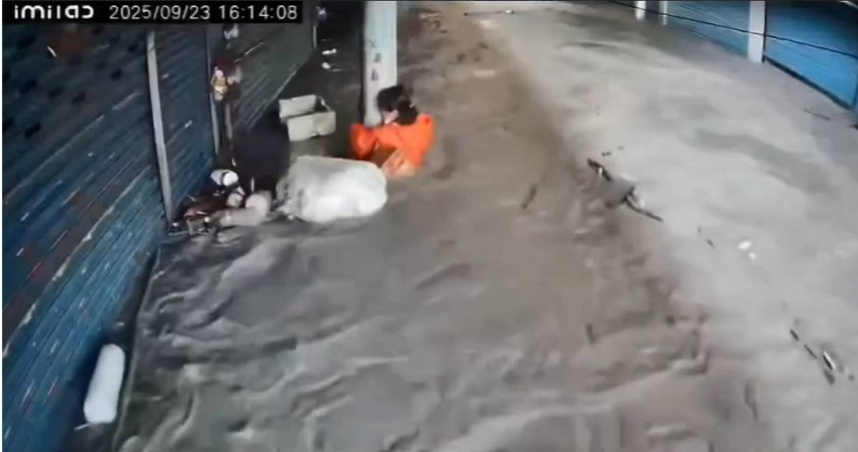 花蓮縣光復鄉馬太鞍溪堰塞湖今日下午驚傳溢流，水勢衝進花蓮縣光復鄉部落及社區，造成多處積水深達近一層樓高。事件發生當下，有民眾在網路發文求助，表示母親被水勢困在光復市場，所幸晚間傳出消息已經平安獲救。（圖／翻攝FB／花蓮人）