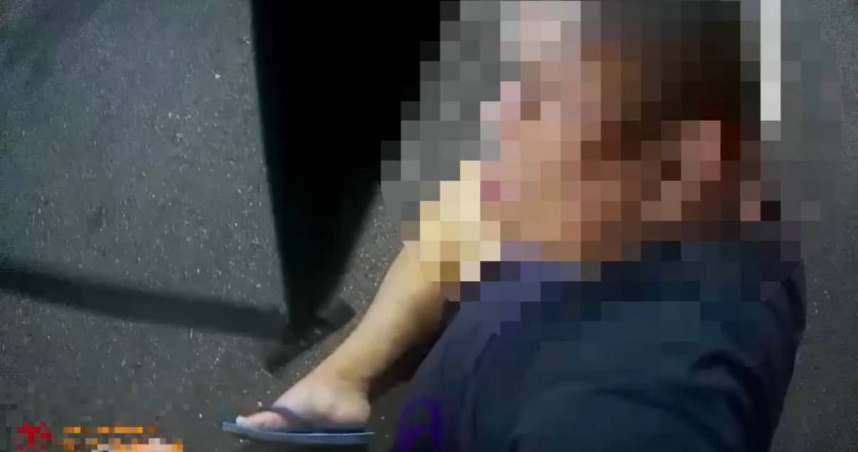 員警上前盤查將犯嫌壓制在地，搜出4種毒品依法逮捕。（圖／翻攝畫面）