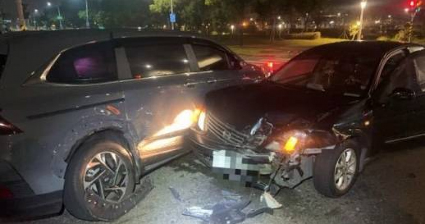 轎車迴轉失誤逆向撞直行車。（圖／翻攝畫面）