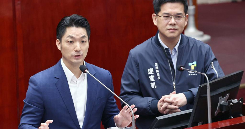 台北市長蔣萬安（左）及法務局長連堂凱（右）29日在市議會回覆議員質詢，蔣萬安表示希望在明年中能與輝達順利簽約。（圖／中國時報范揚光攝）