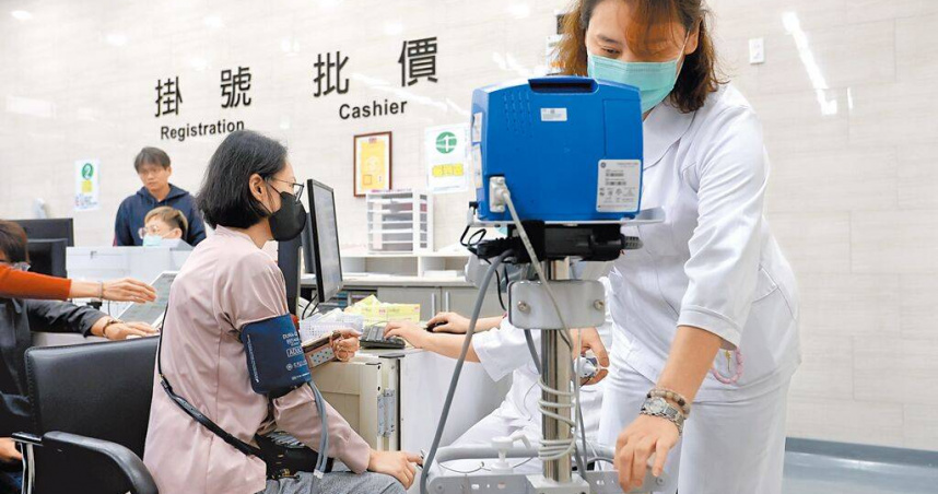 設於台北市立聯合醫院信義門診部的輕急症中心2日上午有民眾前來就醫，醫護人員依規定先予以檢傷。（圖／中國時報黃世麒攝）