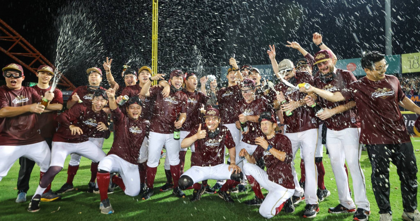 中華職棒樂天桃猿近日在台灣大賽勝出，拿下本賽季總冠軍。（圖／翻攝自臉書，Rakuten Monkeys）