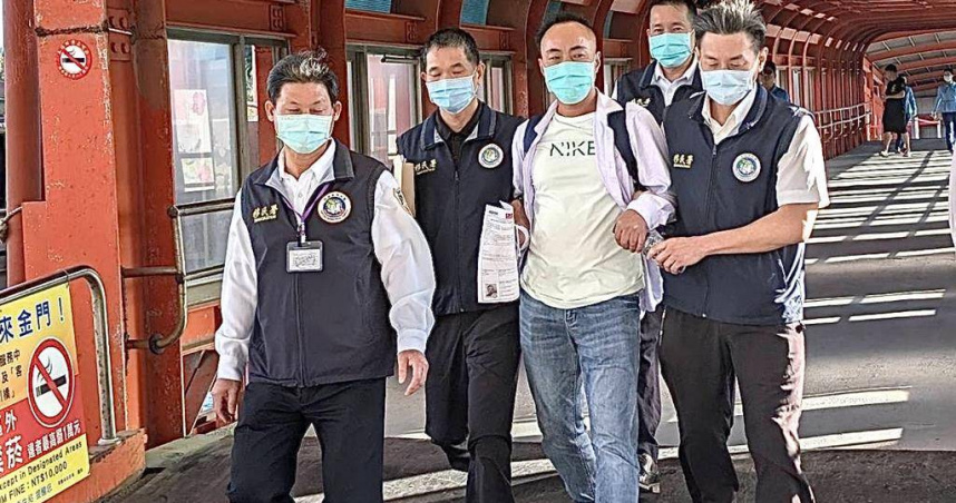 今早扛著自己整合縫製之中華民國與大陸五星旗幟闖入金門縣府高喊「兩岸統一」的大陸盧姓男子（前排右二），經移民署專勤隊帶回訊後已遭遣返，搭乘下午3點30分的小三通船班離境。（圖／翻攝畫面）