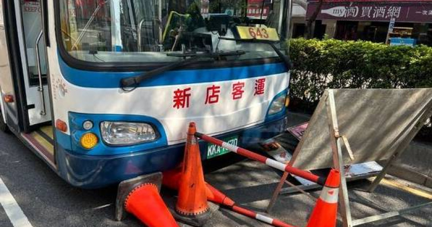 公車司機「恍神」撞施工告示牌，松江路驚險一幕3人受傷送醫。（圖 ／翻攝畫面）