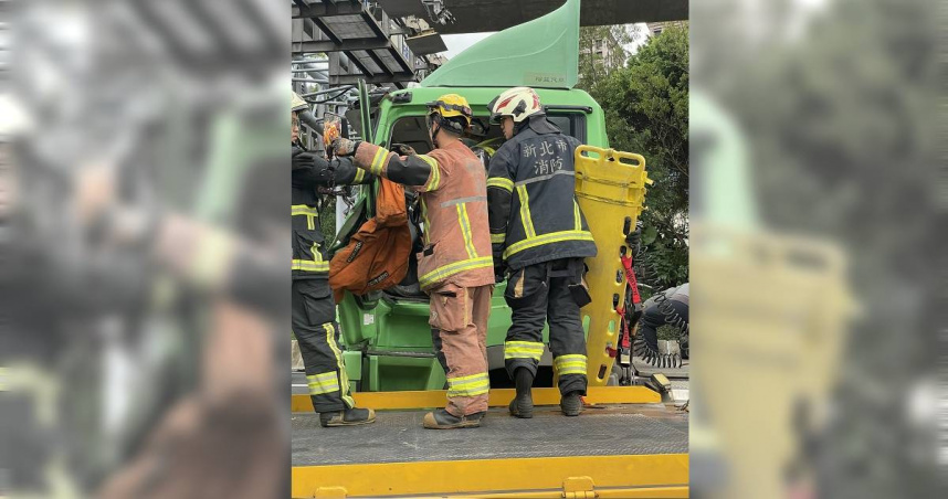 警消見駕駛癱軟在座位上，急破窗將人救出送醫。（圖／翻攝畫面）