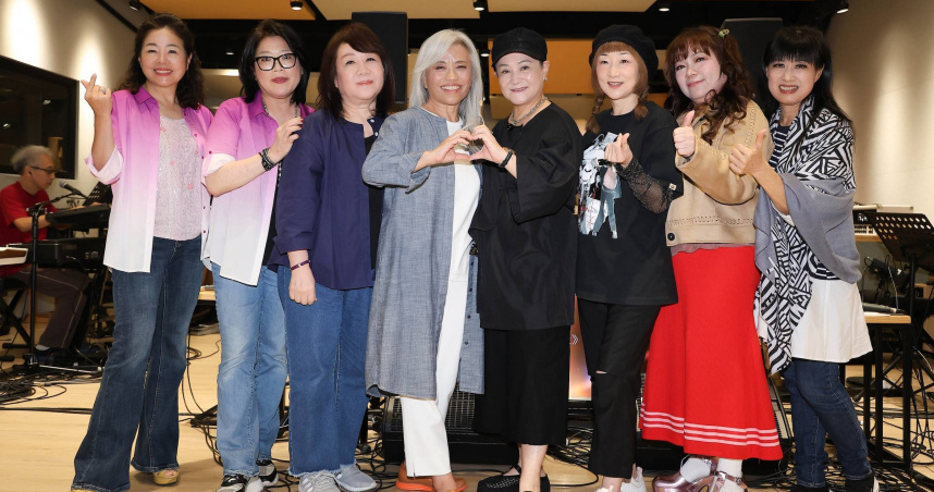 .許淑絹（左起）、林佳蓉、徐曉菁、楊芳儀 、邰肇玫、陳艾玲、南方二重唱，一同為演唱會彩排。（圖／中華音樂人交流協會提供）