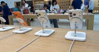 蘋果預計2026年推出的iPhone 18 Pro Max將在厚度與重量上突破紀錄，機身設計也朝向更高一體感邁進。（圖／達志／美聯社，下同）